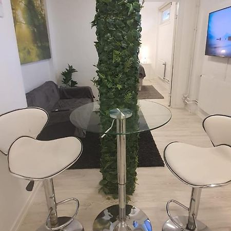 שטוקהולם Beautiful Basement Apartment, Very Private And Close To The Metro מראה חיצוני תמונה
